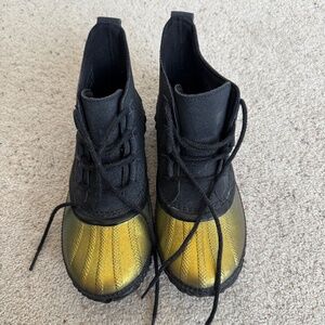 Sorel Out'N About Gold and Black Glitter Boots 7W